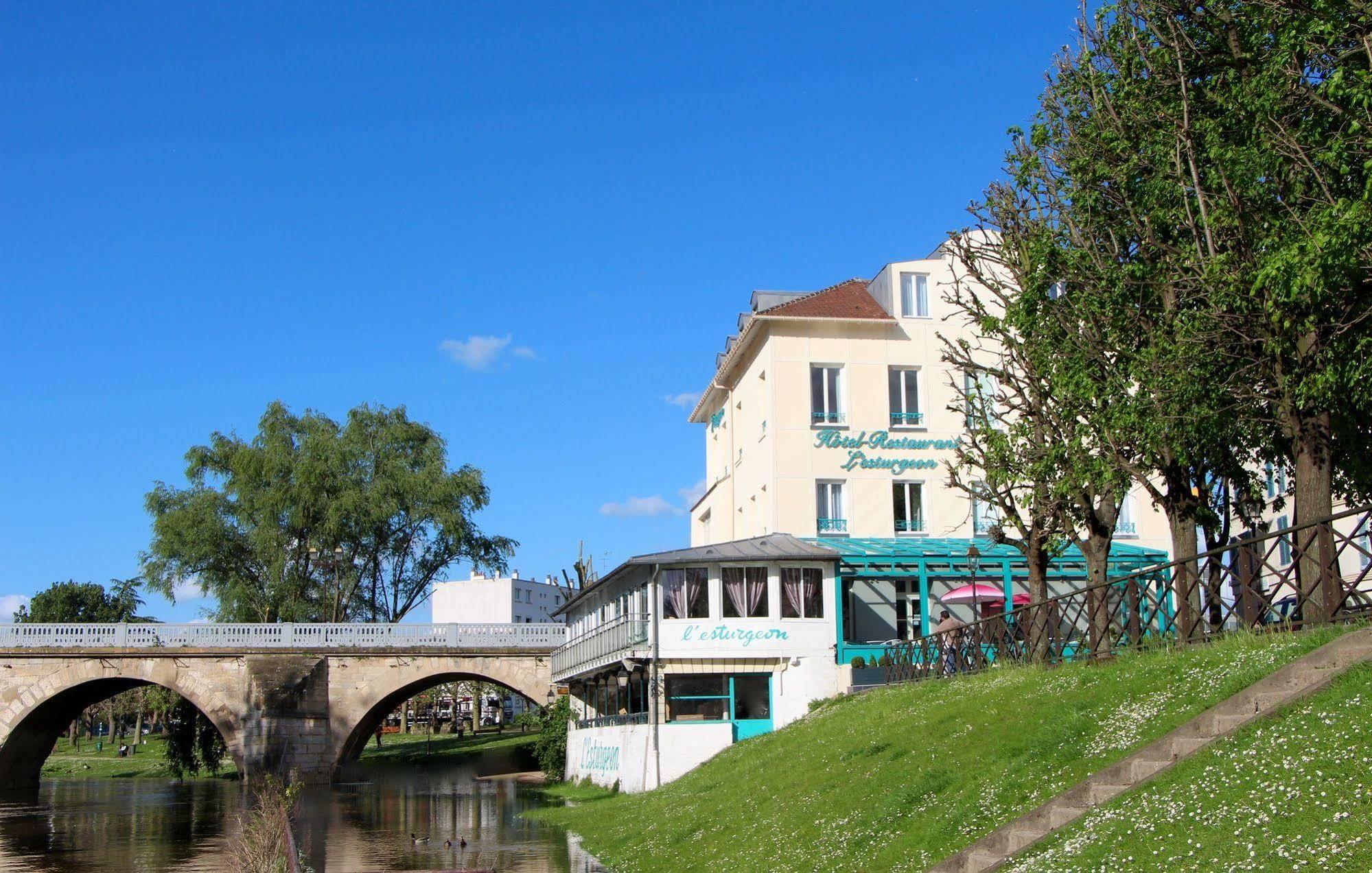 Hotel L'Esturgeon Poissy Exterior foto